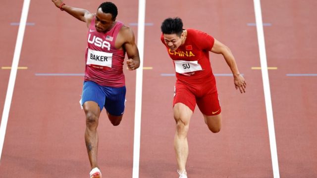 Ronnie Baker dos Estados Unidos e Su Bingtian da China competem na final dos 100m Masculinos nos Jogos de Tóquio