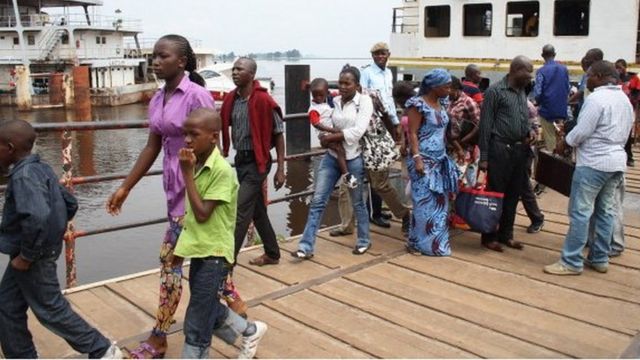 Des ressortissants de la RDC arrivent au Congo-Brazzaville en décembre 2011, en fuyant les violences électorales dans leur pays.