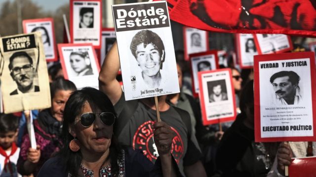 Familiares de los desaparecidos durante el golpe militar manifiestan en Santiago de Chile, 9 de septiembre de 2018