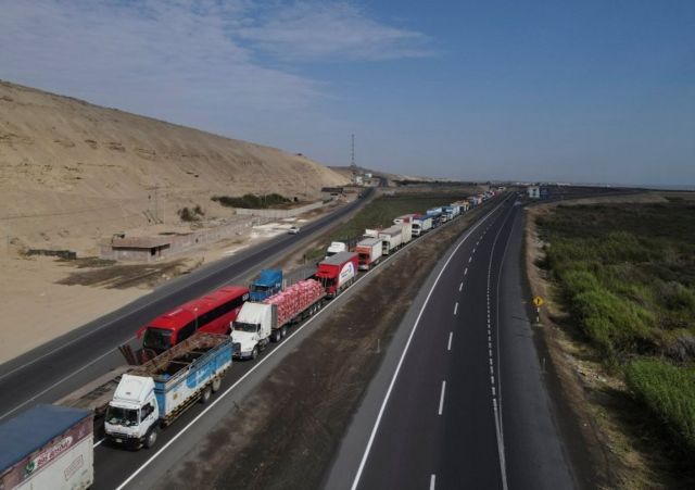 Vehículos atrapados en bloqueo de la Panamericana Sur.