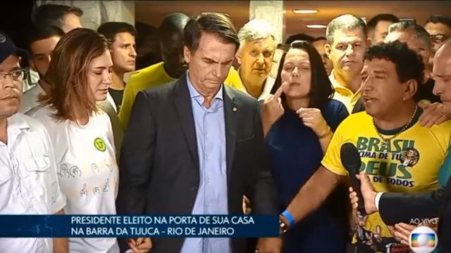 Bolsonaro rezando ao lado de aliados na noite de domingo, 28