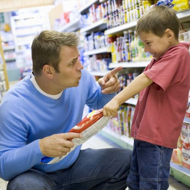 Pai e filho no supermercado