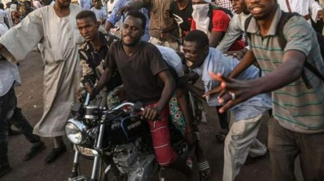 نقل متظاهر سوداني بدراجة نارية