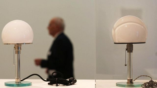 Lâmpada original de design icônico feita por Wilhelm Wagenfeld ao lado de uma réplica moderna
