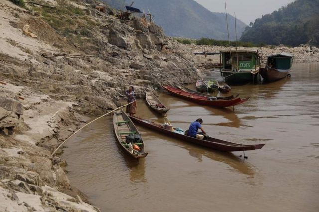 在老挝乌多姆赛省内的北本镇銮塘村（Luang Tong），只有一条进出的路：湄公河水道。