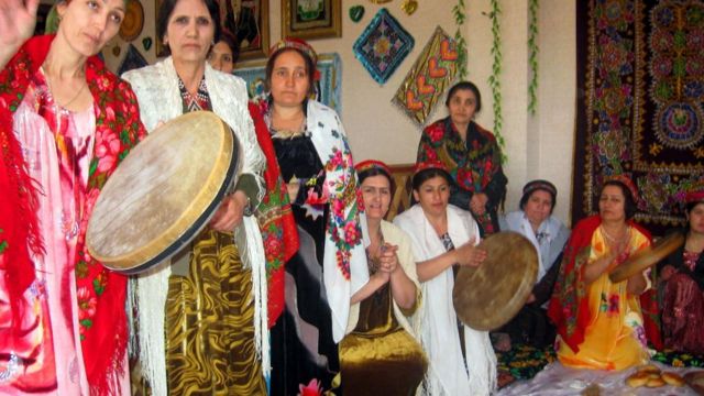 Традиционная музыка очень популярна в Таджикистане. Во время свадебных торжеств молодых встречают и провожают под национальные мелодии.
