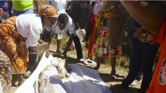 Madagascar : le "retournement aux morts", une pratique en déclin - BBC News  Afrique