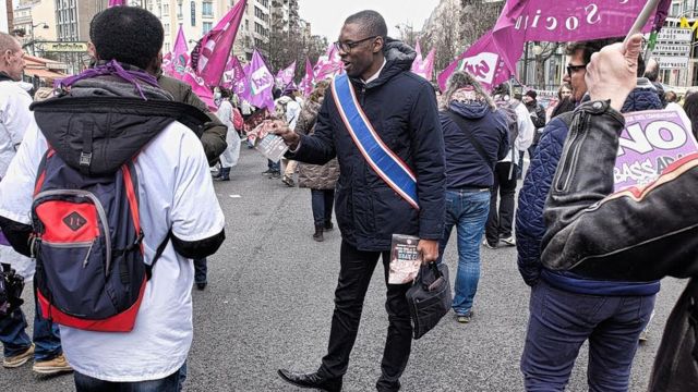 Ambiance manifestation pour la défense des personnels de santé. Lamine Camara, militant du Front de Gauche, soutien à Jean-Luc Mélenchon.