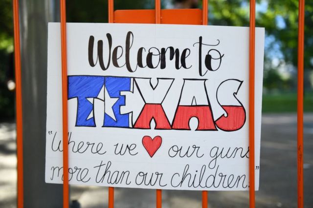 Cartel en protesta fuera de la convención anual de la Asociación Nacional del Rifle en Houston, Texas, el 27 de mayo de 2022.