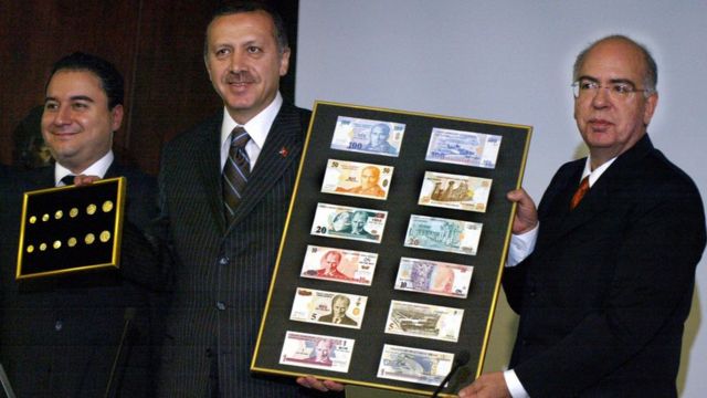 2004 yılında Türk Lirası'ndan altı sıfır atıldığında yeni banknotlar dönemin Başbakanı Erdoğan tarafından Ekonomi Bakanı ve Merkez Bankası Başkanı Süreyya Serdengeçti eşliğinde tanıtılmıştı.