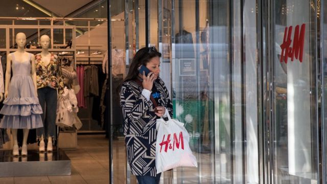 Por qué está en crisis H&M, la segunda empresa de moda más del mundo - BBC News Mundo