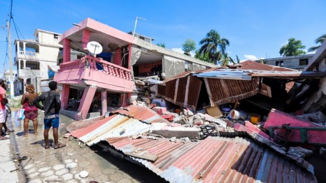 Un edificio derrumbado tras un terremoto, en Les Cayes, Haití