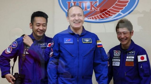 Японские туристы Юсаку Маэдзава и Йозо Хирано с российским космонавтом Александром Мисуркиным