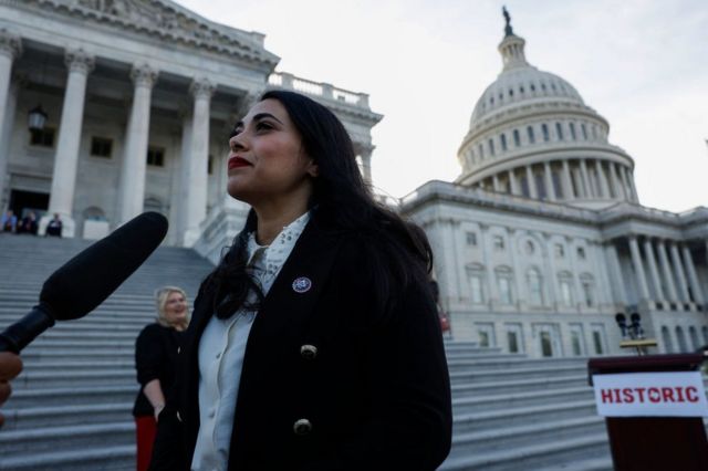 Mayra Flores (R-TX) responde a preguntas de la prensa frente al Capitolio tras asumir su curul en la Cámara de Representantes el 12 de junio de 2022, en Washington.