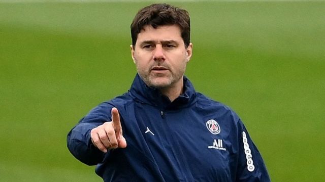 PSG boss Mauricio Pochettino gestures during training