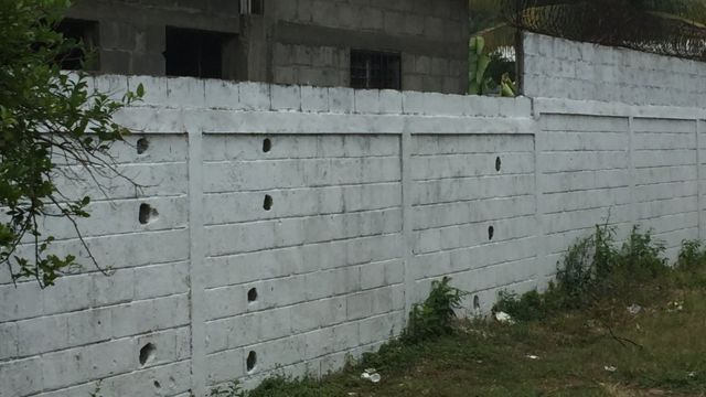 Vista del muro de la parte trasera del Instituto Técnico Chamelecón por donde entraban los miembros de pandillas.