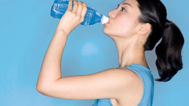 健康知識：我們每天該喝多少水才夠？ - BBC 英伦网