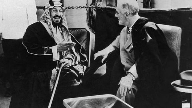 الرئيس الأمريكي روزفلت والعاهل السعودي عبد العزيز بن سعود