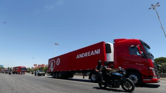 Las autoridades armadas acompañan a los camiones que transportan la vacuna rusa Sputnik V a Buenos Aires, Argentina.  Foto: 24 de diciembre de 2020