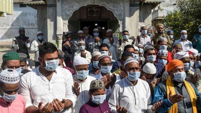 Des musulmans portant des masques de protection participent à une prière spéciale pour le bien-être et la sécurité de tous les Indiens contre l'épidémie de coronavirus, à Ahmedabad