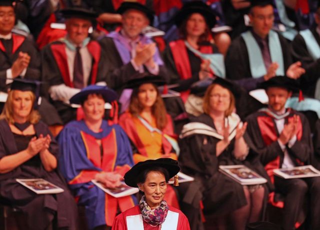 Aung San Suu Kyi presentada como dotora en Derecho en la Universidad de Monash, en Melbourne, Australia, el 20 de noviembre de 2013.