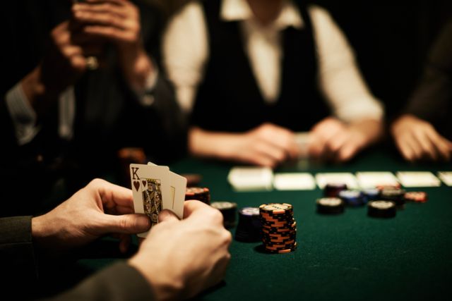 Um grupo de pessoas jogando roleta de poker em um cassino fotos