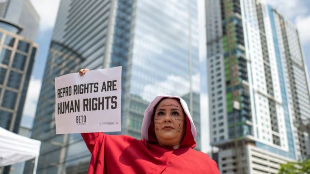 Mujer vestida como personaje de "El cuento de la criada" durante una manifestación por el derecho a decidir en Houston, Texas, el 7 de mayo de 2022.