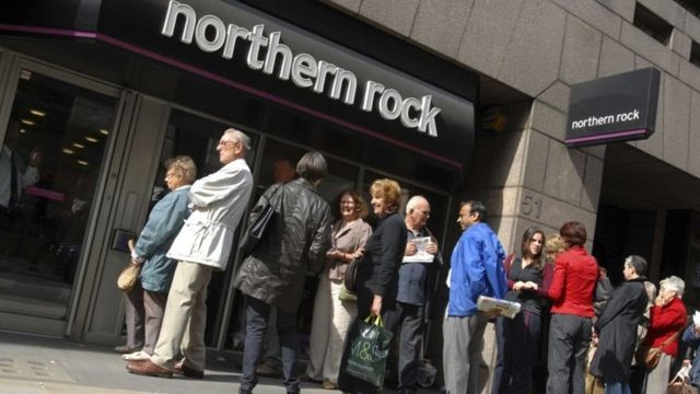 انهارت الكثير من البنوك تحت وطأة الأزمة المالية العالمية، مثل بنك نورذرن روك بالمملكة المتحدة