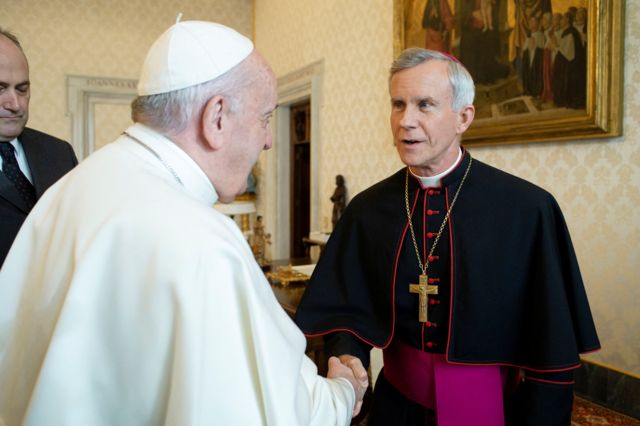 El papa Francisco y Strickland durante un encuentro en 2020.