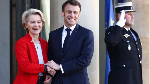 4月3日，法国总统马克龙在法国爱丽舍宫欢迎欧盟委员会主席冯德莱恩。(photo:BBC)