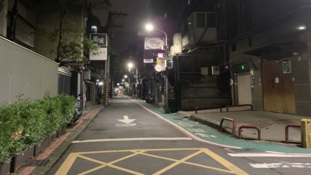 台北林森北路自日治时代以来一直是台北著名的酒店街 在疫情下成为“鬼市”。(photo:BBC)