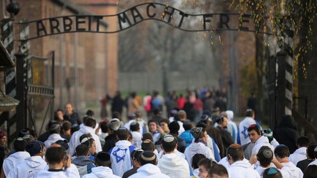 De jeunes israéliens en pèlerinage à Auschwitz