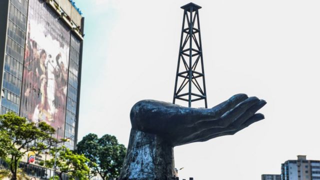 Monumento al petróleo en Caracas.