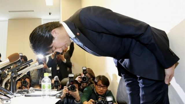 記者会見で謝罪する宮崎議員(2月12日)