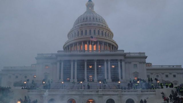 Manifestantes entram em choque no Capitolio
