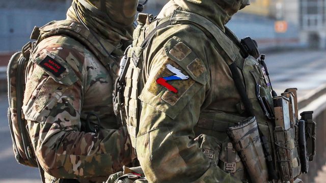 Des militaires russes montent la garde près de la centrale hydroélectrique de Kakhovka près de Kherson, Ukraine - 20 mai 2022