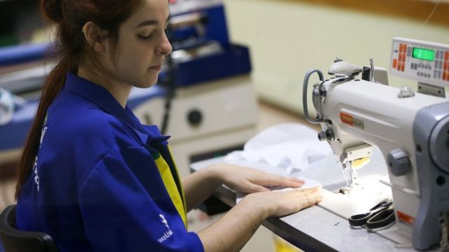 Mulher em curso profissionalizante de costura