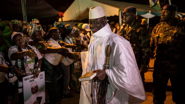 Le président Yahya Jammeh, de l'APRC (Alliance Patriotique pour la Réorientation et la Construction), était souriant lorsqu’il a été accueilli par ses partisans lors d'un rassemblement de campagne à Brikama, le 24 novembre 2016