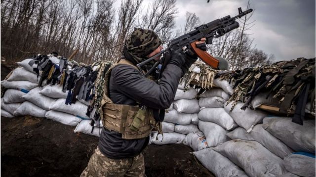 Украинский солдат стреляет по беспилотнику из окопа под Харьковом