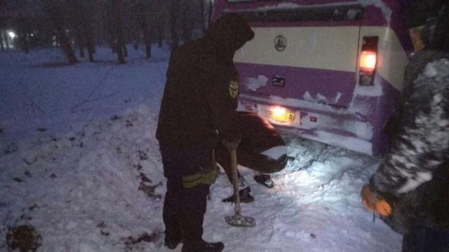 Негода в Україні: затори і перекриті через сніг дороги