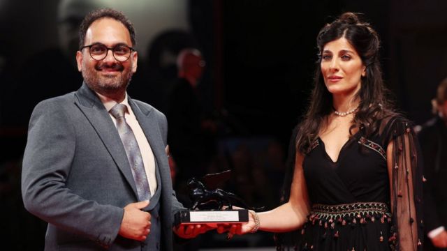 رضا حیدری و مینا کاوانی، بازیگران فیلم «خرس نیست» به نمایندگی از جعفر پناهی، جایزه ویژه هیات داوران جشنواره فیلم ونیز را دریافت کردند