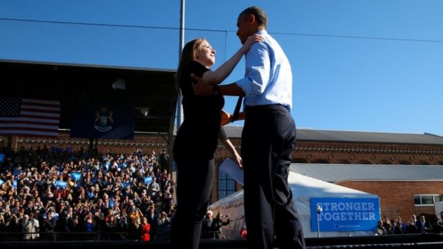 ミシガン州でクリントン氏の支持者集会に参加したオバマ大統領とクリントン氏の娘のチェルシーさん