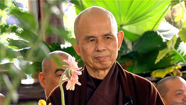 Thiền sư Thích Nhất Hạnh sáng lập chính thức Làng Mai tại Pháp từ năm 1982.
