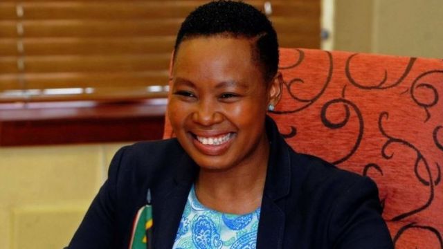 Stella Ndabeni-Abrahams amezua gumzo tangu picha yake akila chakula na rafiki yake