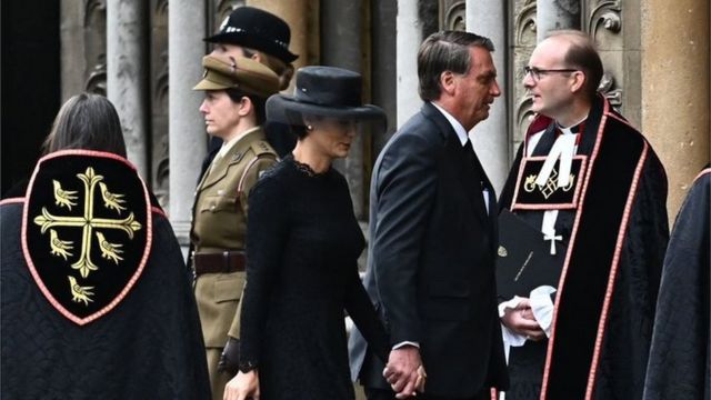Bolsonaro and First Lady Michele Bolsonaro at the entrance of Westminster Abbey