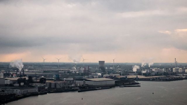 Zona industrial con factorías en Holanda.