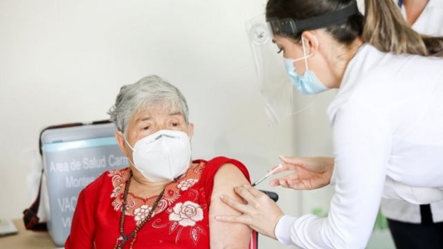 Elizabeth Castillo, de 91 años, recibe una dosis de la vacuna Pfizer-BioNTech en San José, Costa Rica.  Foto: 24 de diciembre de 2020