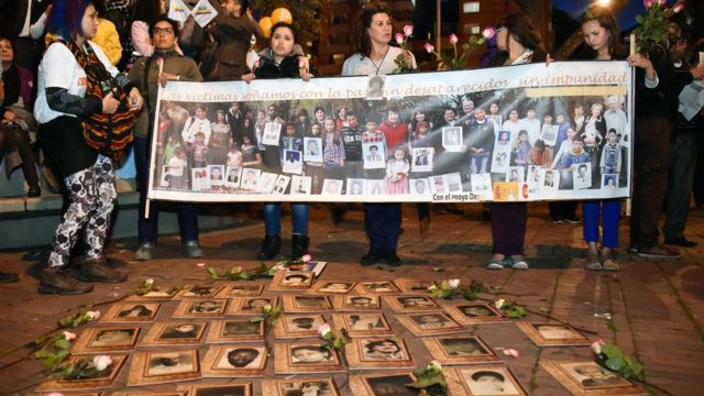 Vítimas de conflito com as Farc protestam na Colômbia
