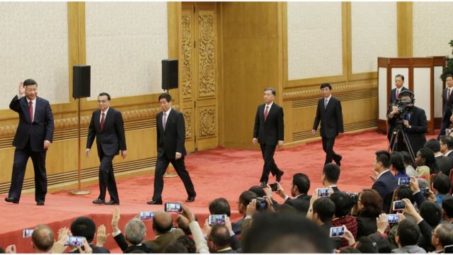 习近平率领新一届政治局常委在人民大会堂一楼东大厅与中外记者见面。