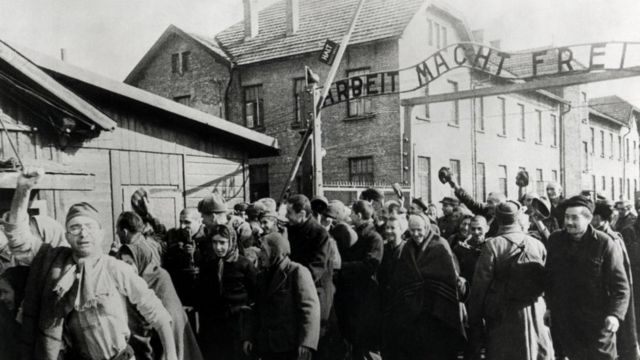 Sobreviventes de Auschwitz deixando o campo no final da Segunda Guerra Mundial, Polônia, fevereiro de 1945